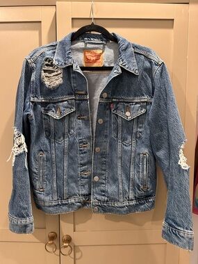 Levi’s Distressed Denim Trucker Jacket Medium Wash
